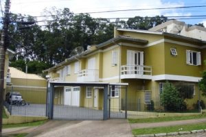 Sobrado com 110m², 3 dormitórios, 1 vaga, no bairro Vinhedos em Caxias do Sul para Alugar