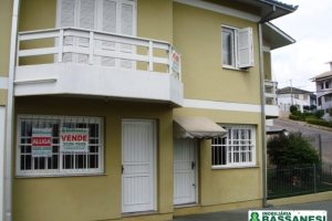 Sobrado com 110m², 3 dormitórios, 1 vaga, no bairro Vinhedos em Caxias do Sul para Alugar