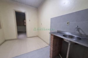 Casa Comercial com 100m², 2 dormitórios, 1 vaga, no bairro Panazzolo em Caxias do Sul para Alugar