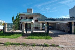 Casa Mobiliada com 318m², 4 dormitórios, 2 vagas, no bairro Sagrada Família em Caxias do Sul para Alugar