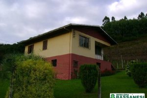 Chácara com 150m², 3 dormitórios, 1 vaga, no bairro Cidade Industrial em Caxias do Sul para Comprar