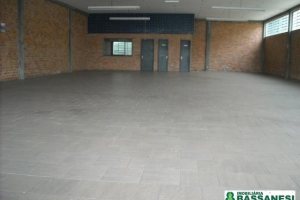 Loja com 320m², no bairro De Lazzer em Caxias do Sul para Alugar