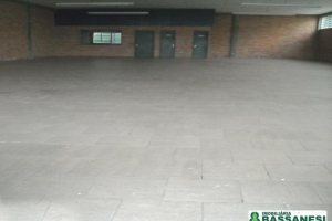 Loja com 320m², no bairro De Lazzer em Caxias do Sul para Alugar