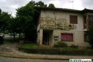 Casa com 160m², 6 dormitórios, 1 vaga, no bairro Cinqüentenário em Caxias do Sul para Comprar