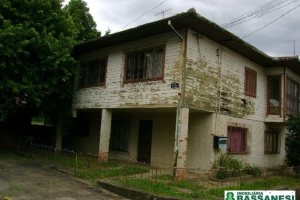 Casa com 160m², 6 dormitórios, 1 vaga, no bairro Cinqüentenário em Caxias do Sul para Comprar