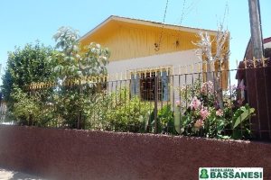 Casa com 96m², 4 dormitórios, 1 vaga, no bairro Kayser em Caxias do Sul para Comprar