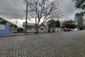 Casa Comercial com 120m², 5 dormitórios, 2 vagas, no bairro Madureira em Caxias do Sul para Comprar