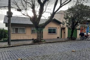 Casa Comercial com 120m², 5 dormitórios, 2 vagas, no bairro Madureira em Caxias do Sul para Comprar