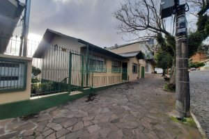 Casa Comercial com 120m², 5 dormitórios, 2 vagas, no bairro Madureira em Caxias do Sul para Comprar