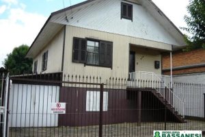 Casa com 150m², 3 dormitórios, 1 vaga, no bairro Pio X em Caxias do Sul para Comprar