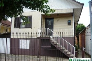 Casa com 150m², 3 dormitórios, 1 vaga, no bairro Pio X em Caxias do Sul para Comprar