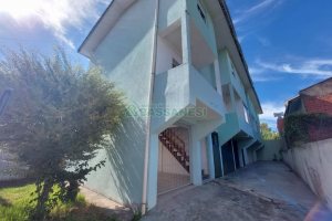 Sobrado com 84m², 2 dormitórios, 1 vaga, no bairro Charqueadas em Caxias do Sul para Comprar