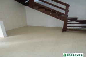 Sobrado, 2 dormitórios, 1 vaga, no bairro Kayser em Caxias do Sul para Alugar