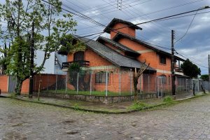 Casa com 386m², 3 dormitórios, 2 vagas, no bairro Cinqüentenário em Caxias do Sul para Comprar