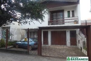 Casa com 240m², 2 dormitórios, no bairro Cruzeiro em Caxias do Sul para Comprar