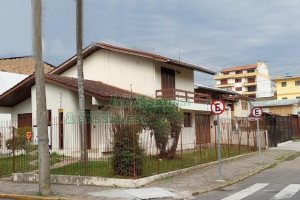 Casa Comercial com 194m², 3 dormitórios, 1 vaga, no bairro Lourdes em Caxias do Sul para Comprar