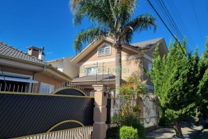 Casa com 331m², 4 dormitórios, 2 vagas, no bairro Moinhos de Vento em Caxias do Sul para Comprar