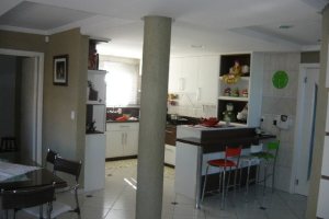 Casa com 331m², 4 dormitórios, 2 vagas, no bairro Moinhos de Vento em Caxias do Sul para Comprar