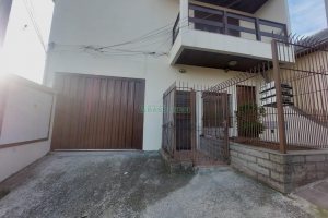 Casa com 94m², 2 dormitórios, 1 vaga, no bairro Interlagos em Caxias do Sul para Alugar