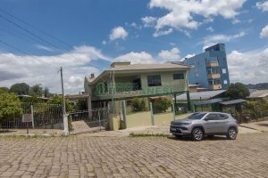 Casa com 412m², 7 dormitórios, 6 vagas, no bairro Jardim das Hortências em Caxias do Sul para Comprar
