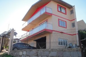 Casa com 294m², 4 dormitórios, 5 vagas, no bairro Pioneiro em Caxias do Sul para Comprar
