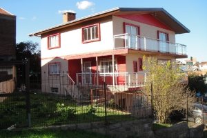 Casa com 294m², 4 dormitórios, 5 vagas, no bairro Pioneiro em Caxias do Sul para Comprar