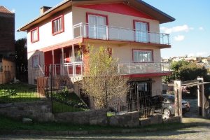 Casa com 294m², 4 dormitórios, 5 vagas, no bairro Pioneiro em Caxias do Sul para Comprar