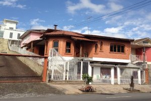Casa com 184m², 3 dormitórios, 2 vagas, no bairro Panazzolo em Caxias do Sul para Alugar ou Comprar