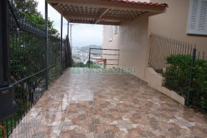 Casa com 82m², 2 dormitórios, 1 vaga, no bairro Universitário em Caxias do Sul para Alugar