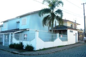 Sobrado com 101m², 3 dormitórios, 1 vaga, no bairro Treviso em Caxias do Sul para Comprar