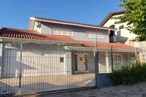 Casa com 229m², 3 dormitórios, 3 vagas, no bairro Kayser em Caxias do Sul para Comprar