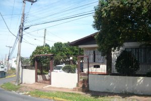Casa com 150m², 3 dormitórios, 1 vaga, no bairro Jardim América em Caxias do Sul para Comprar