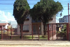 Casa com 261m², 8 dormitórios, 10 vagas, no bairro Rio Branco em Caxias do Sul para Comprar