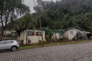 Casa com 250m², 3 dormitórios, 1 vaga, no bairro Pioneiro em Caxias do Sul para Comprar