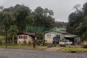 Casa com 250m², 3 dormitórios, 1 vaga, no bairro Pioneiro em Caxias do Sul para Comprar
