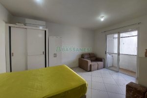 Kitinete Mobiliado com 37m², 1 dormitório, 1 vaga, no bairro Centro em Caxias do Sul para Alugar