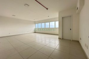 Sala com 46m², 1 vaga, no bairro Desvio Rizzo em Caxias do Sul para Comprar