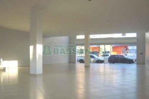 Loja com 330m², no bairro Cinqüentenário em Caxias do Sul para Alugar