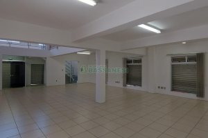 Loja com 460m², 2 vagas, no bairro Medianeira em Caxias do Sul para Alugar
