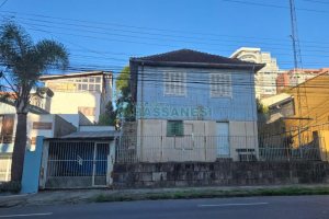 Casa com 450m², 3 dormitórios, 1 vaga, no bairro Panazzolo em Caxias do Sul para Comprar