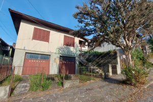 Casa com 330m², 3 dormitórios, 2 vagas, no bairro Rio Branco em Caxias do Sul para Comprar