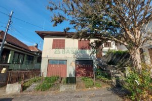 Casa com 330m², 3 dormitórios, 2 vagas, no bairro Rio Branco em Caxias do Sul para Comprar