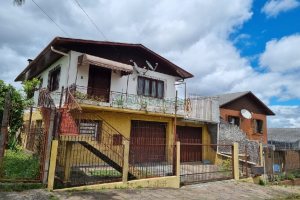 Casa com 200m², 3 dormitórios, 2 vagas, no bairro Fatima em Caxias do Sul para Comprar