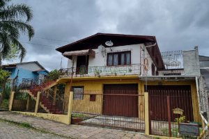 Casa com 200m², 3 dormitórios, 2 vagas, no bairro Fatima em Caxias do Sul para Comprar