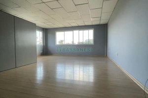Sala com 55m², 1 vaga, no bairro Vinhedos em Caxias do Sul para Comprar