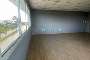 Sala com 55m², 1 vaga, no bairro Vinhedos em Caxias do Sul para Comprar