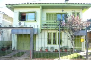 Casa com 280m², 3 dormitórios, 4 vagas, no bairro Lourdes em Caxias do Sul para Comprar