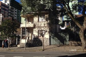 Casa com 200m², 6 dormitórios, 1 vaga, no bairro Centro em Caxias do Sul para Comprar