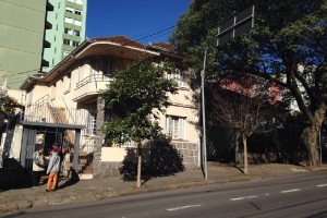 Casa com 200m², 6 dormitórios, 1 vaga, no bairro Centro em Caxias do Sul para Comprar