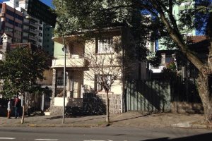 Casa com 200m², 6 dormitórios, 1 vaga, no bairro Centro em Caxias do Sul para Comprar